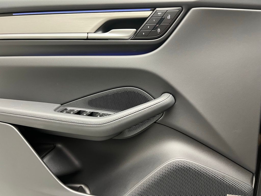 Thumbnail: 2025 Porsche Macan - 20