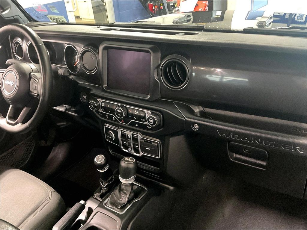 2021 Jeep Wrangler — photo 14