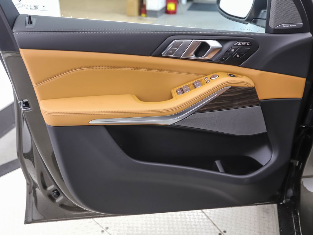 Thumbnail: 2026 BMW X7 - 9