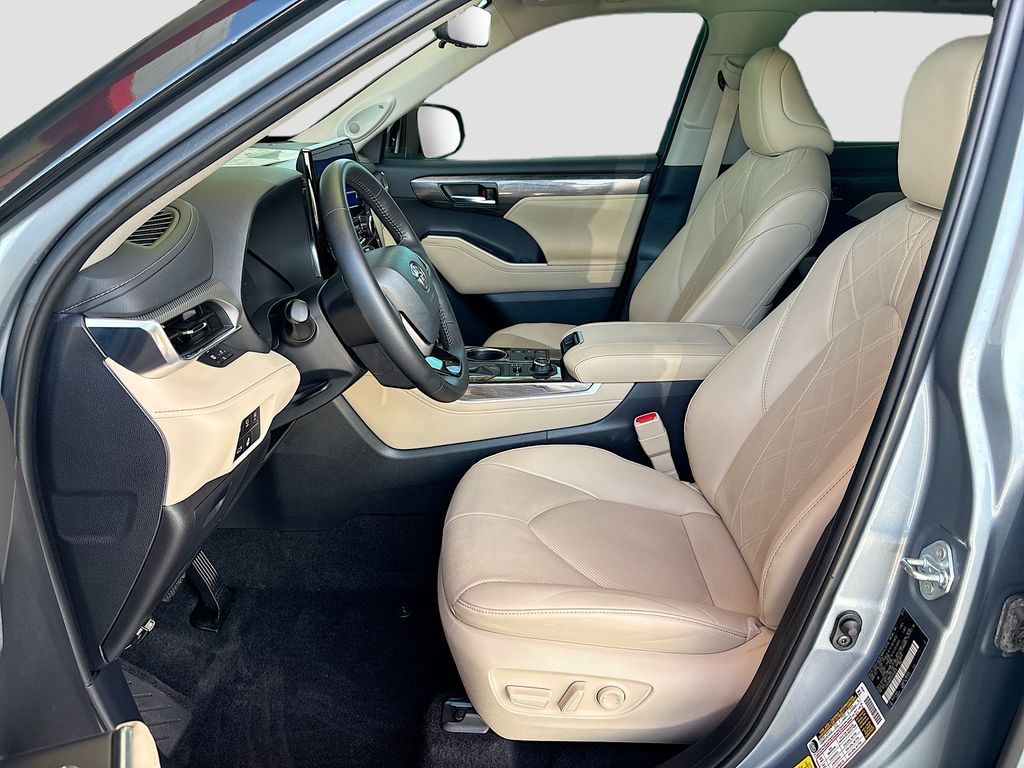 Thumbnail: 2024 Toyota Highlander - 19