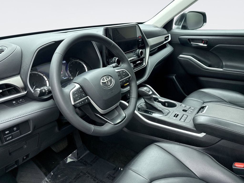 Thumbnail: 2023 Toyota Highlander - 10