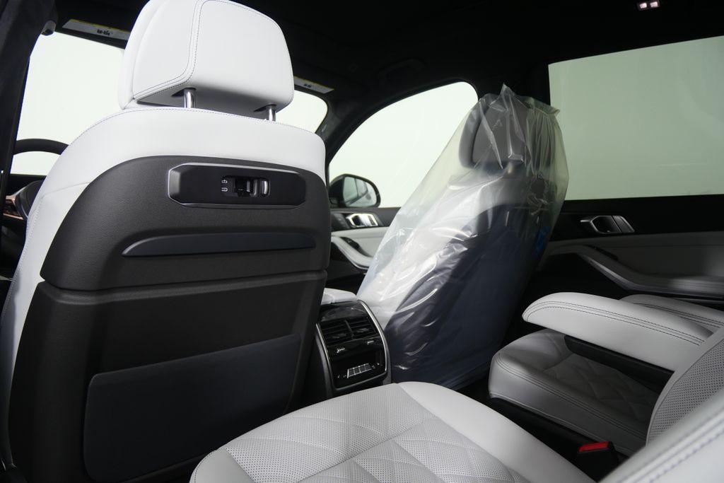 Thumbnail: 2026 BMW X7 - 16
