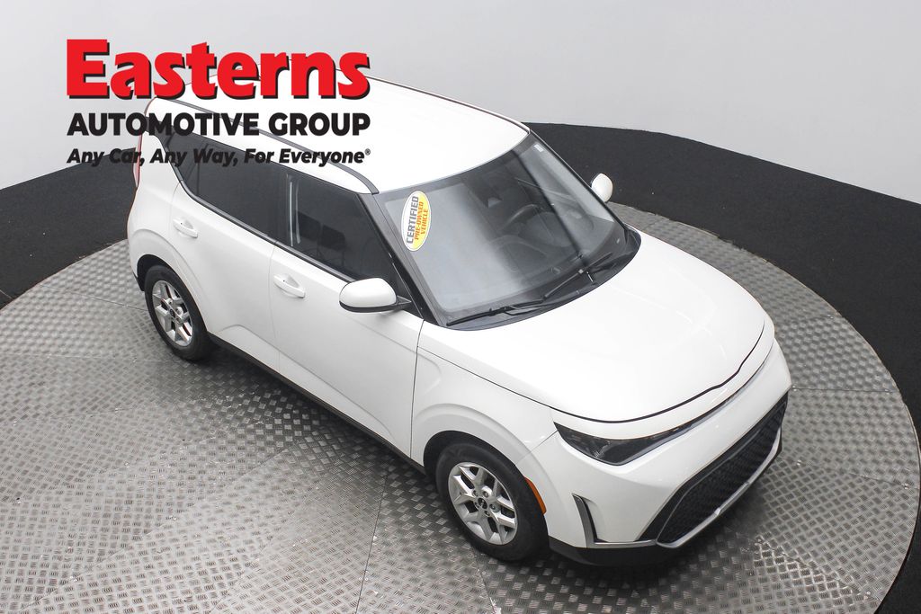 Used 2023 White Kia LX image 3