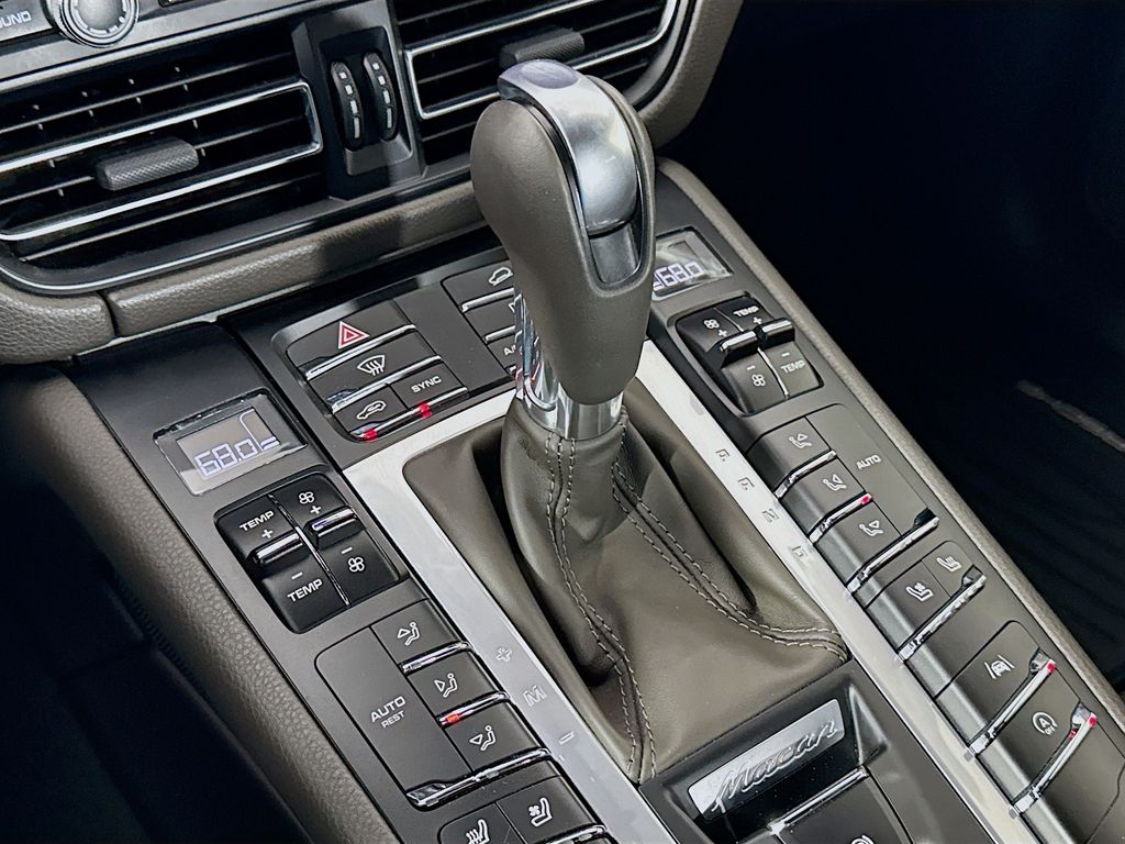 Thumbnail: 2020 Porsche Macan - 17