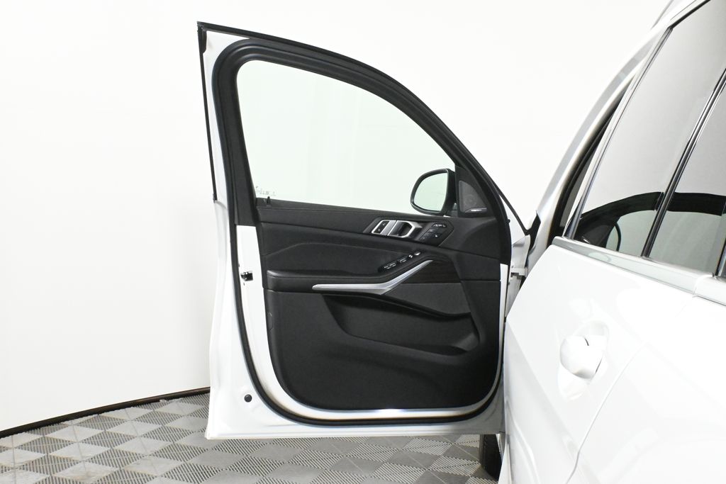 Thumbnail: 2025 BMW X7 - 30