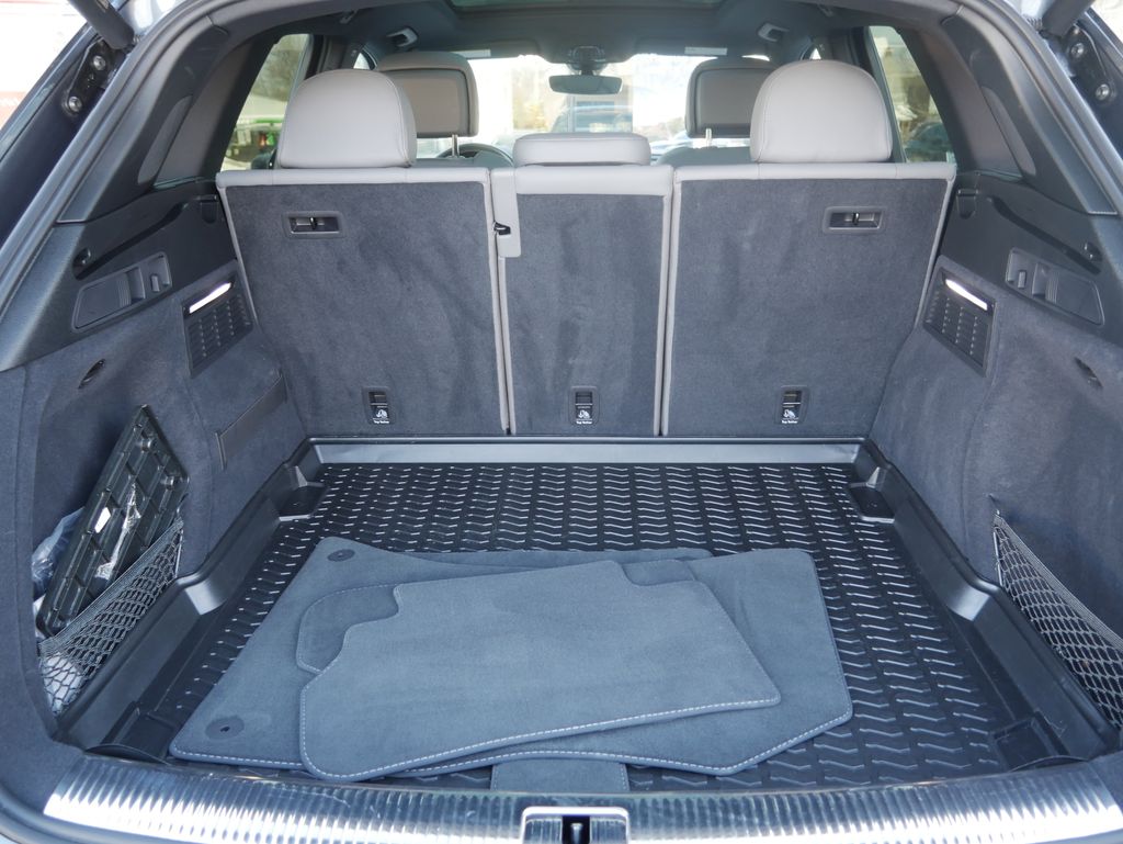 Thumbnail: 2023 Audi SQ5 - 24