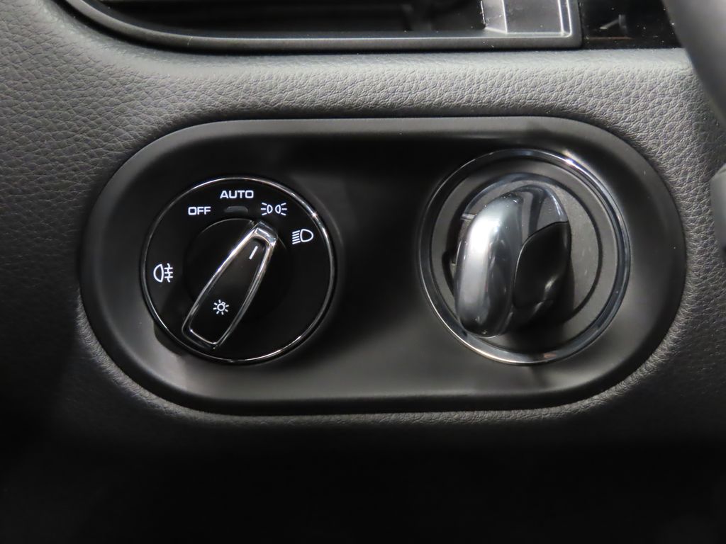 Thumbnail: 2022 Porsche Macan - 22