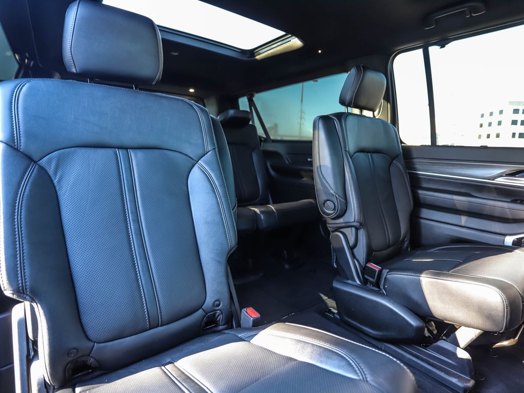 Thumbnail: 2023 Jeep Wagoneer - 31