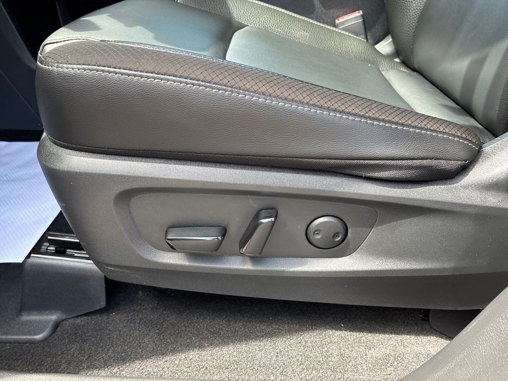 2023 Nissan Pathfinder SL - 10