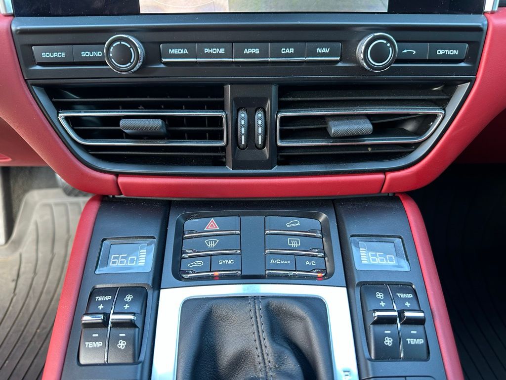 Thumbnail: 2020 Porsche Macan - 25