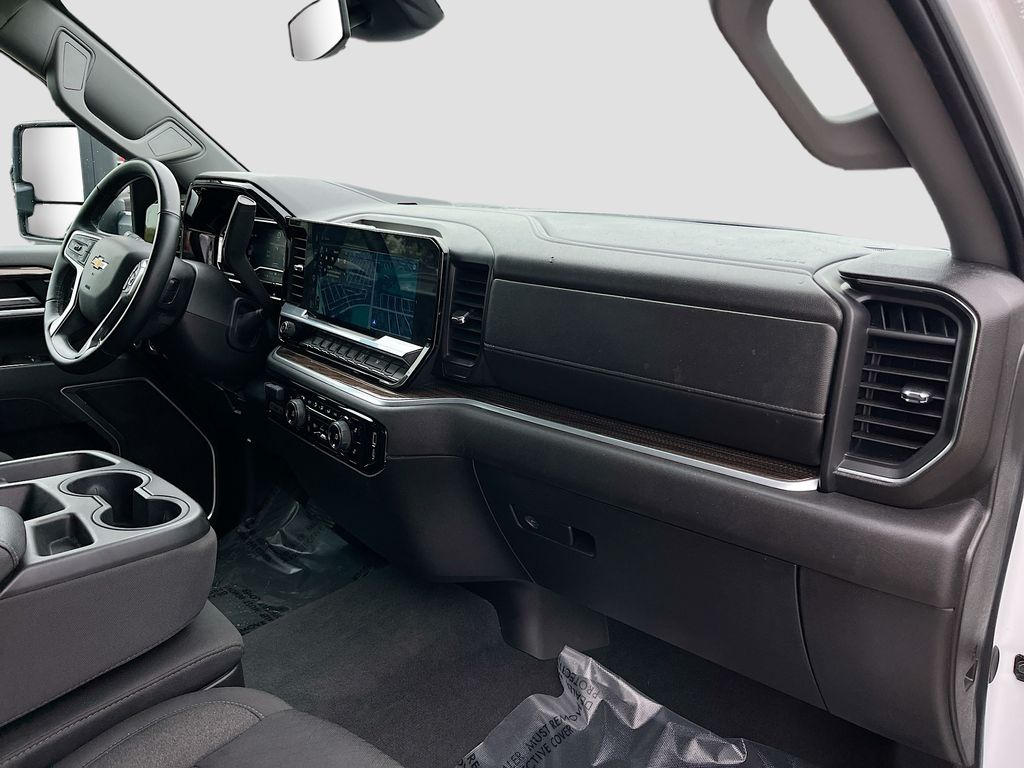 Used 2025 White Chevrolet LT image 29