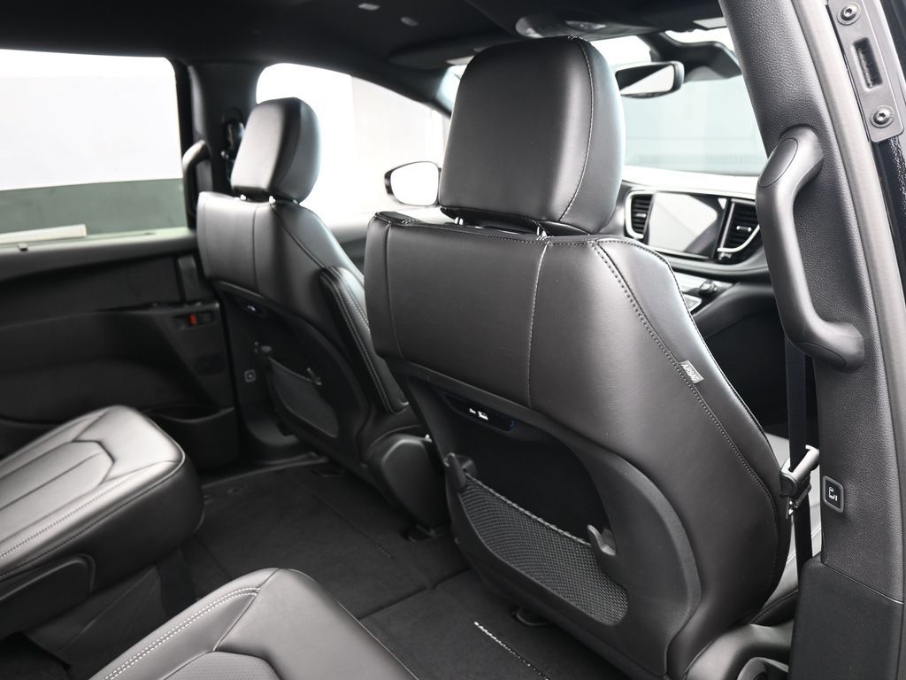 New 2026 Diamond Black Crystal Pearlcoat Chrysler Select image 42