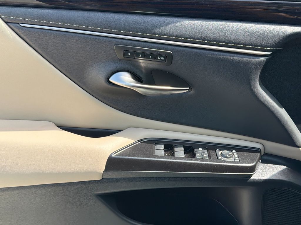 Thumbnail: 2020 Lexus ES - 29