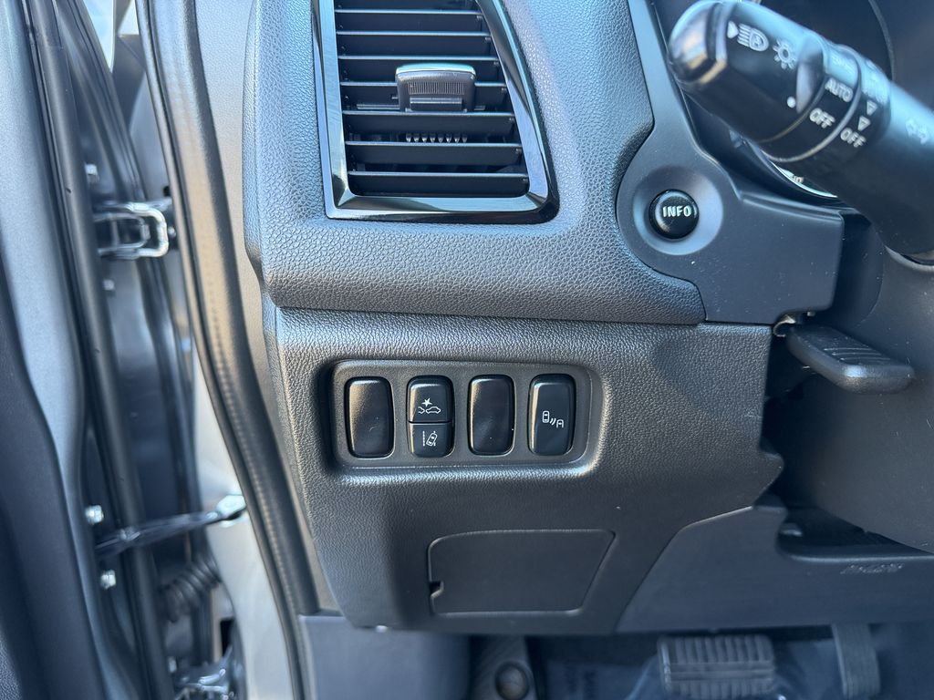 Used 2024  Mitsubishi 2.0 SE image 19