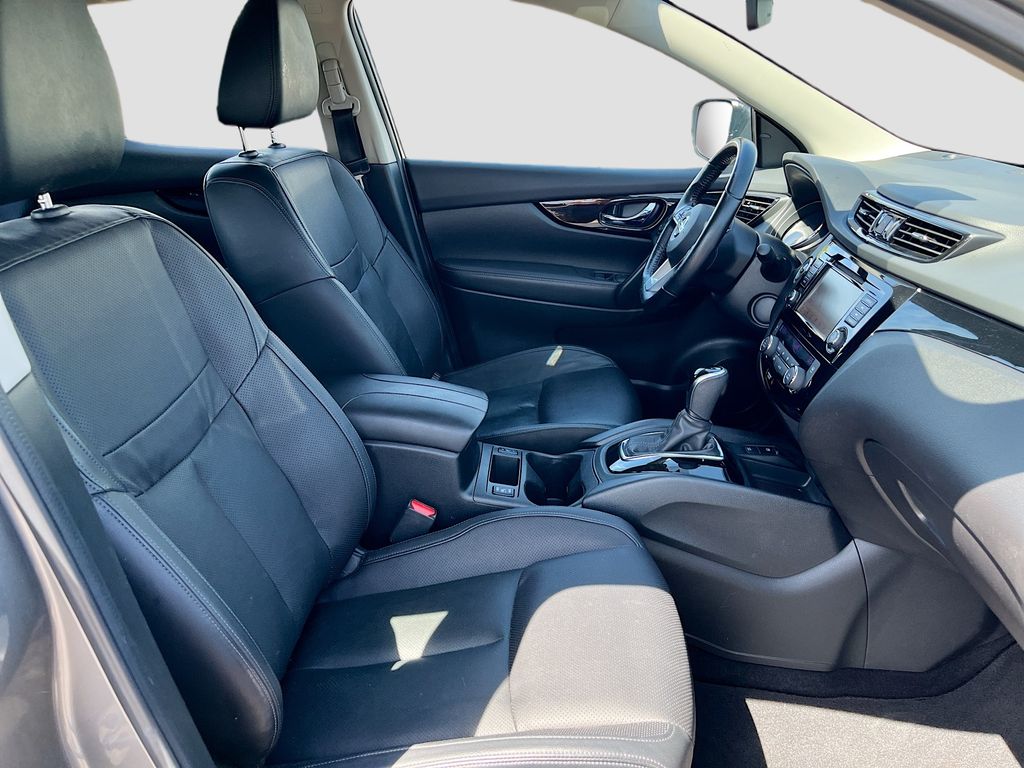 Used 2022 Gray Nissan SL image 28