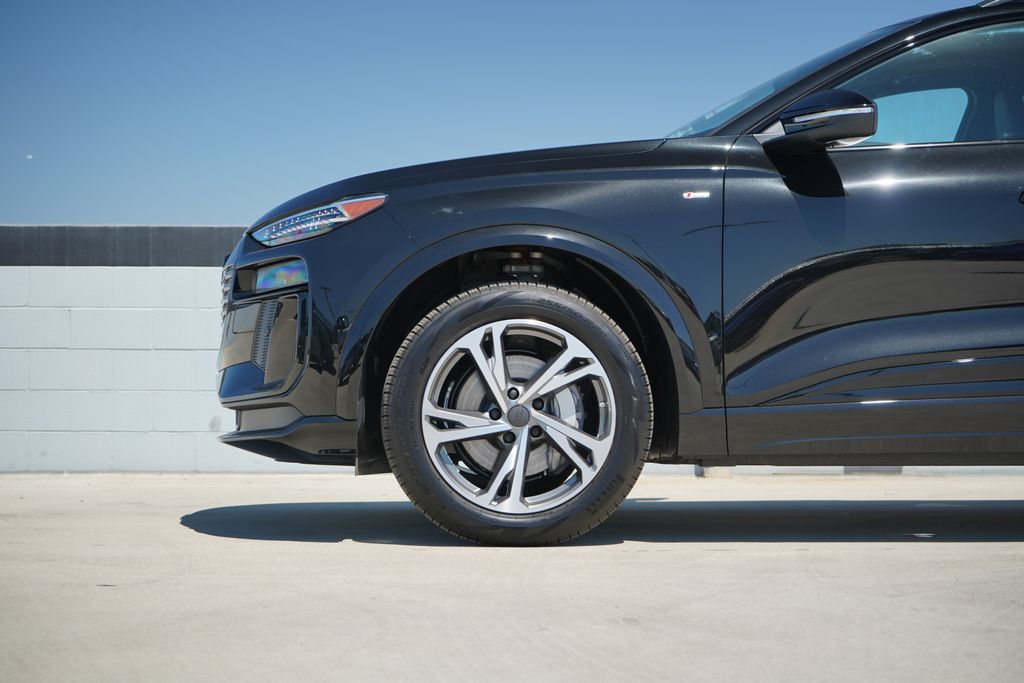 Thumbnail: 2027 Audi Q6 e-tron - 2