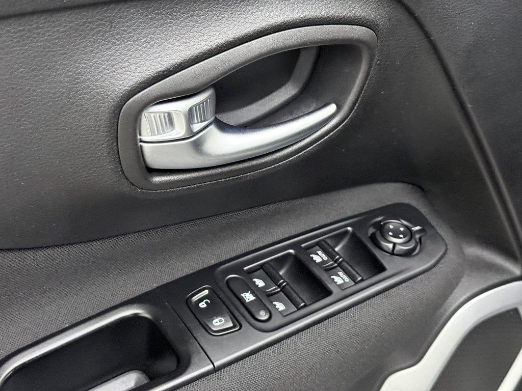 Thumbnail: 2018 Jeep Renegade - 31