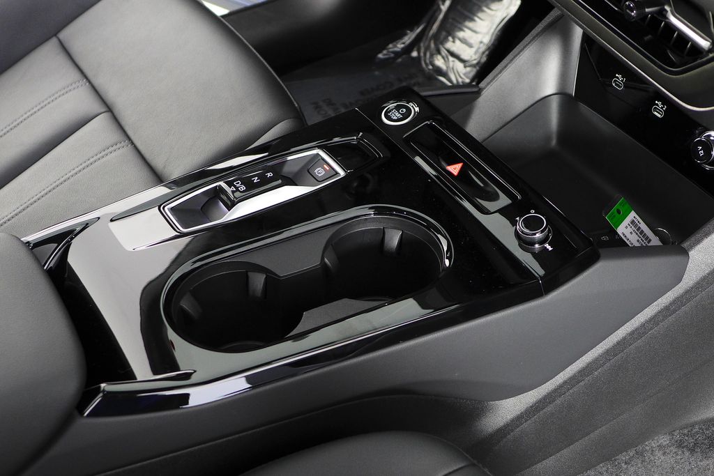 Thumbnail: 2025 Audi Q6 e-tron - 15