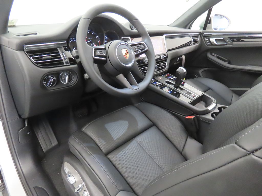 Thumbnail: 2026 Porsche Macan - 4