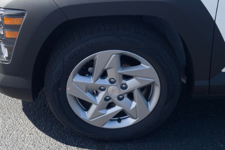 New 2027 White Hyundai SE image 11