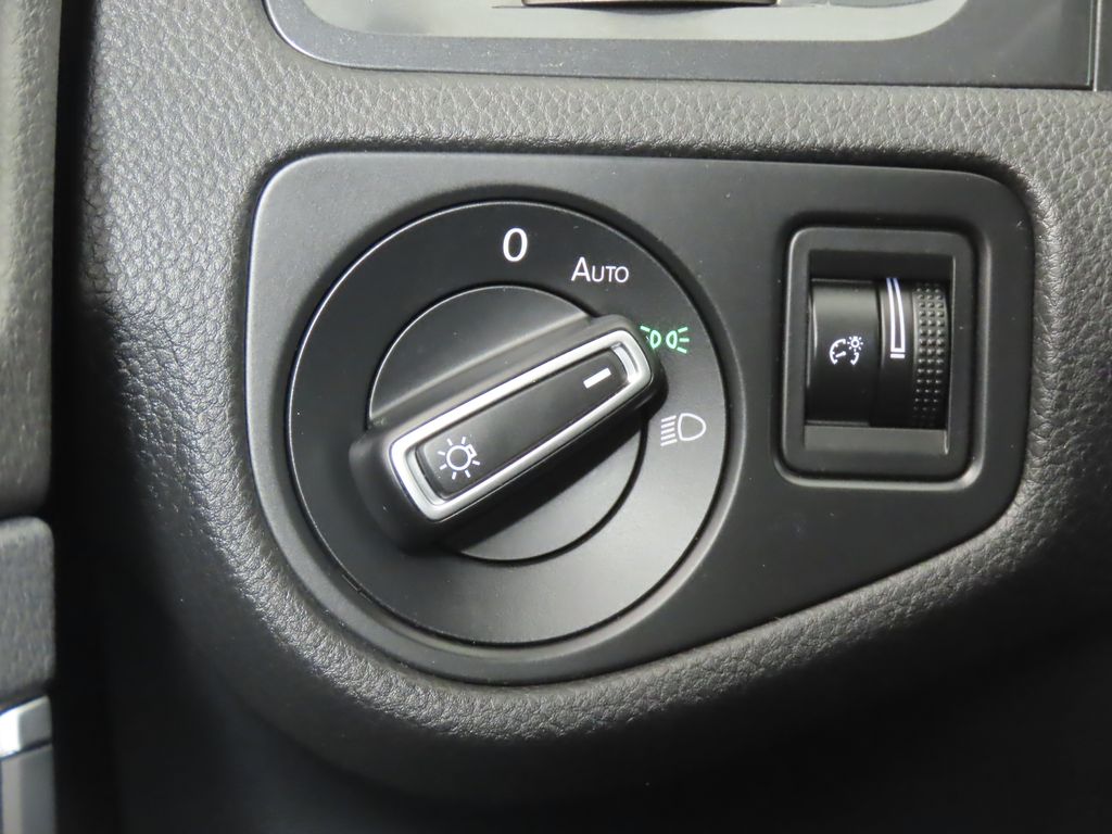 Thumbnail: 2019 Volkswagen e-Golf - 18