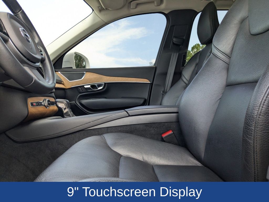 2022 Volvo XC90 T6 Momentum 6-Passenger