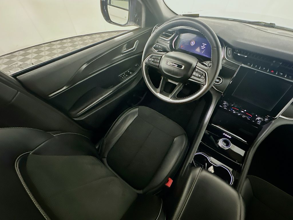 Used 2023 White Jeep Altitude image 9