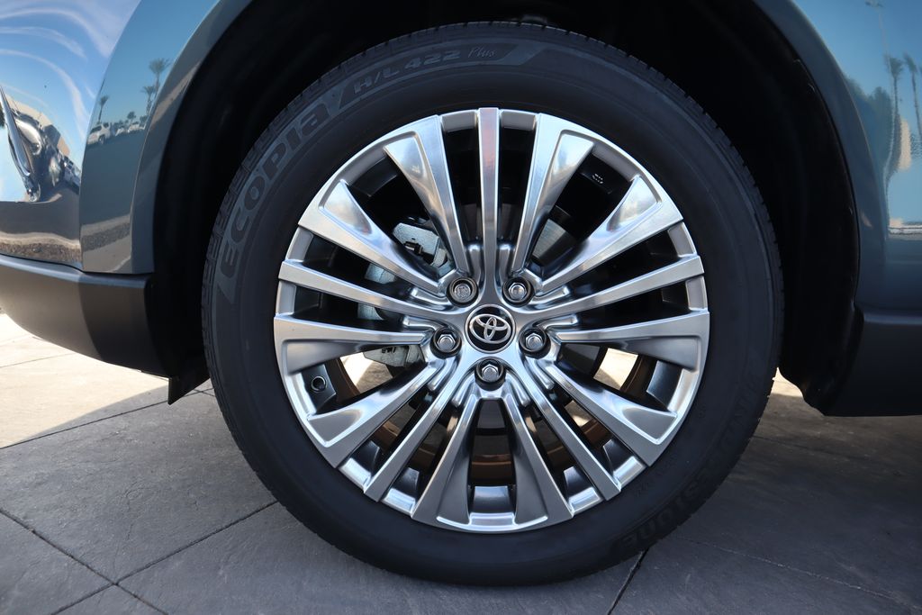 Thumbnail: 2024 Toyota Venza - 32