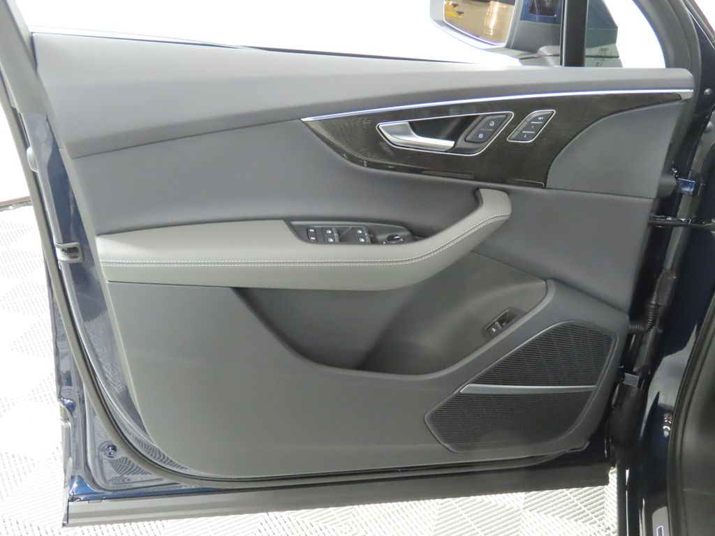 Thumbnail: 2026 Audi Q7 - 27