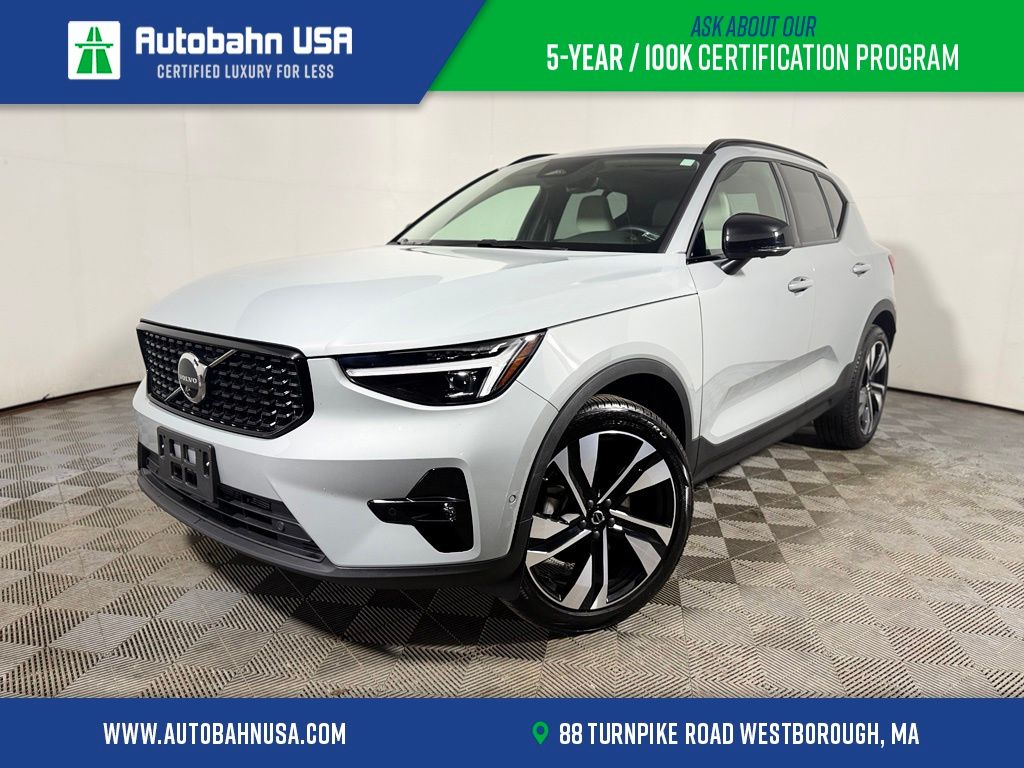 Gray Metallic 2025 Volvo XC40 B5 Plus Dark Theme AWD SUV / Crossover All-Wheel Drive Automatic