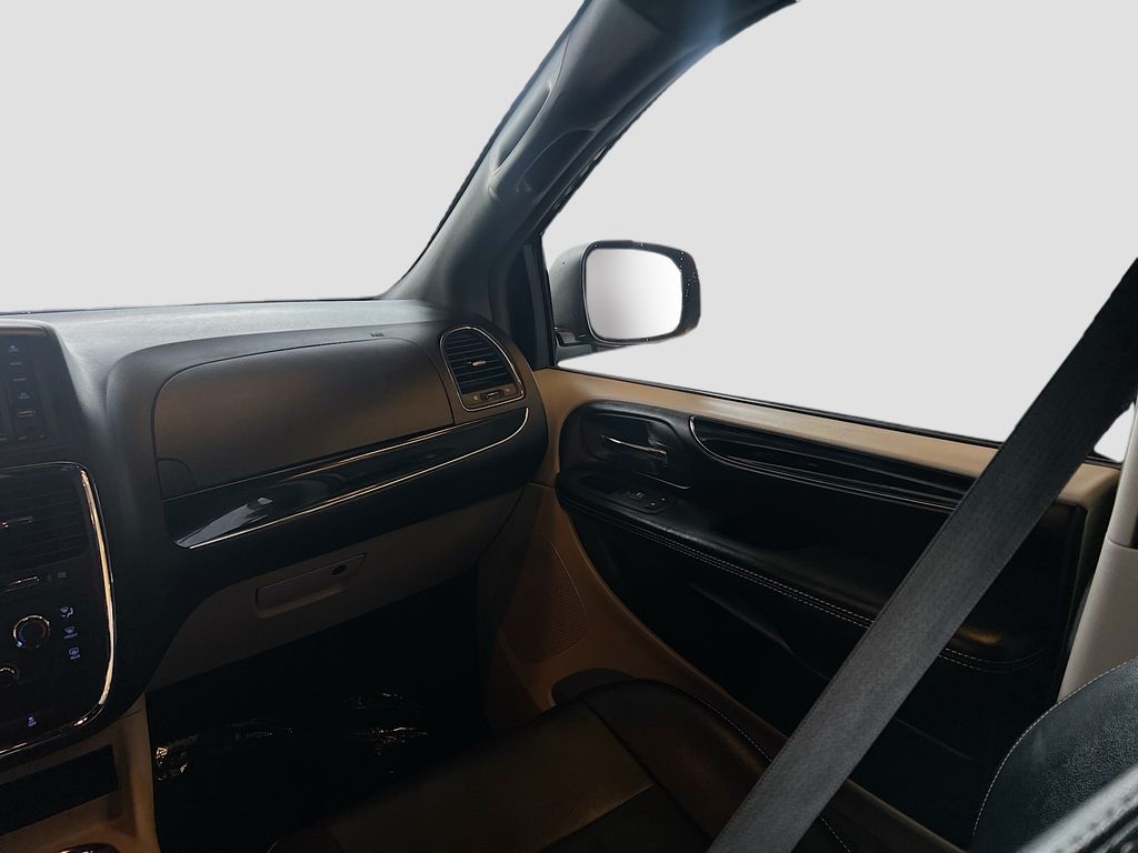 Used 2019 Gray Dodge SXT image 22