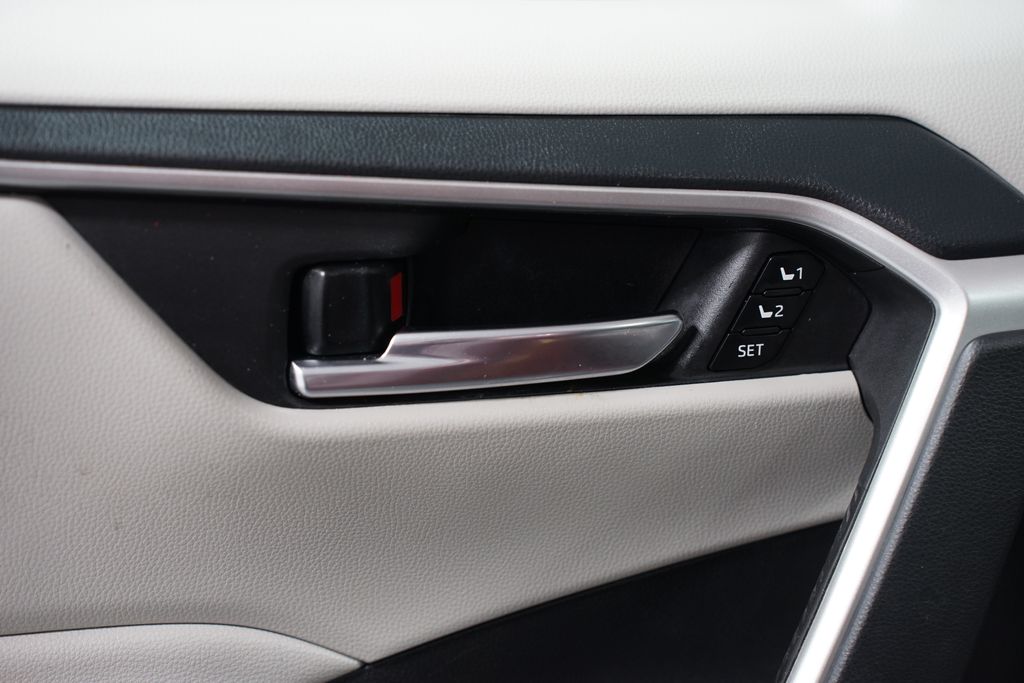 Thumbnail: 2021 Toyota RAV4 - 31