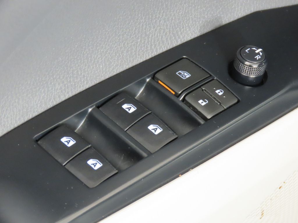 Thumbnail: 2018 Toyota Camry - 27