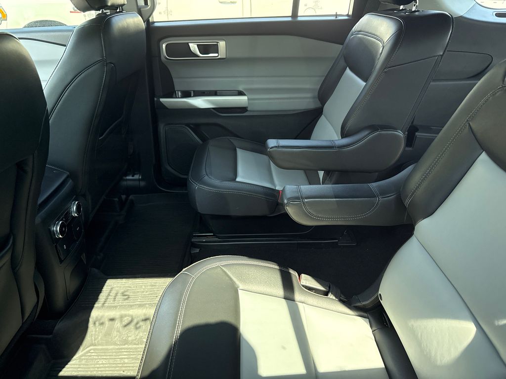 2024 Silver Metallic Ford Explorer XLT 4X4 SUV