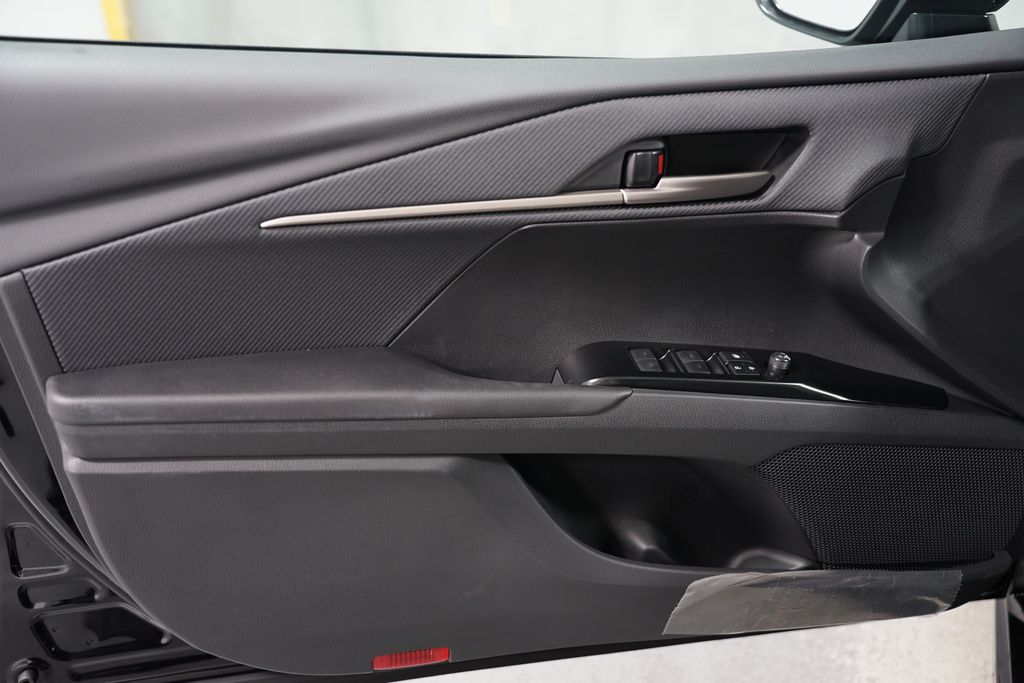 2025 Toyota Camry SE 31