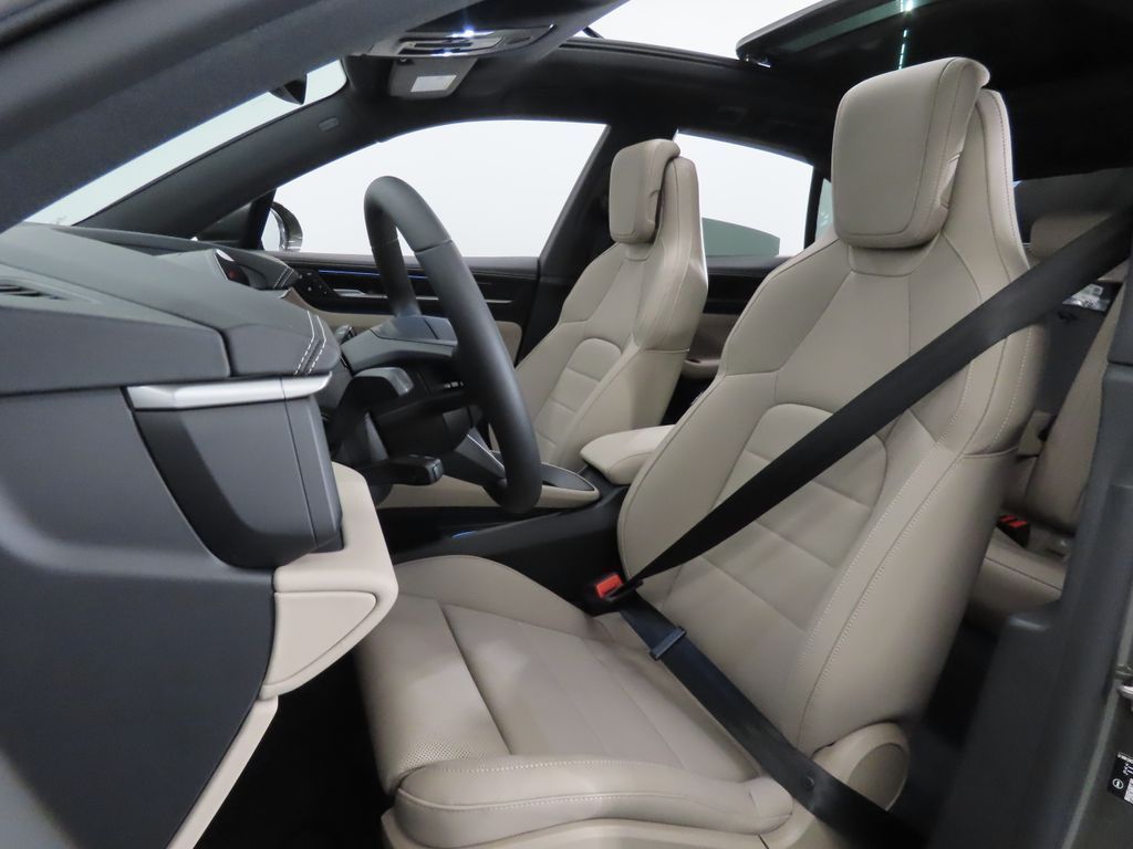 Thumbnail: 2026 Porsche Macan - 5