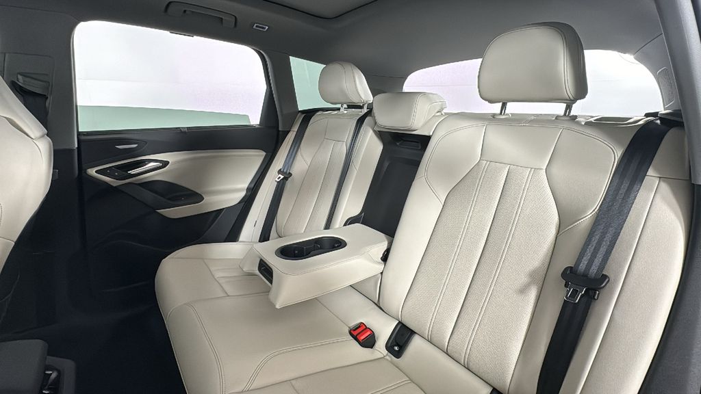 2025 Audi Q6 e-tron Premium 32