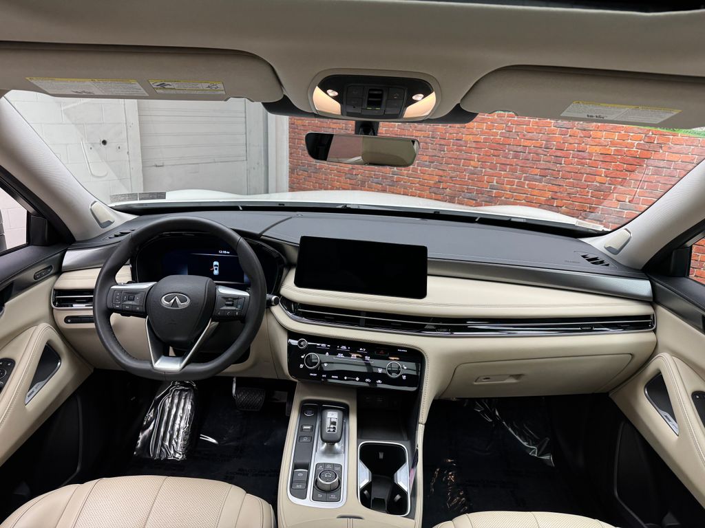 Used 2024 White INFINITI LUXE image 14