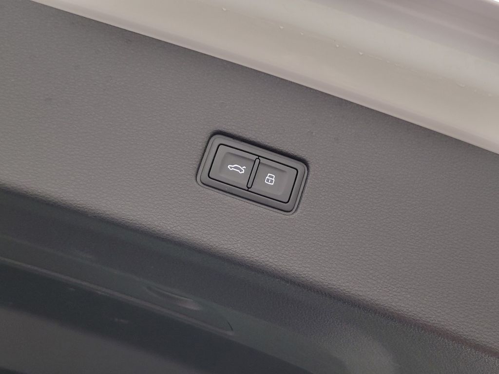 Thumbnail: 2023 Audi Q8 - 11