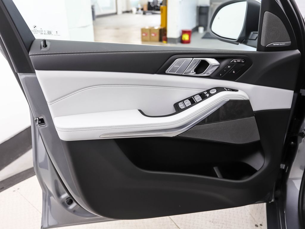 Thumbnail: 2026 BMW X7 - 9
