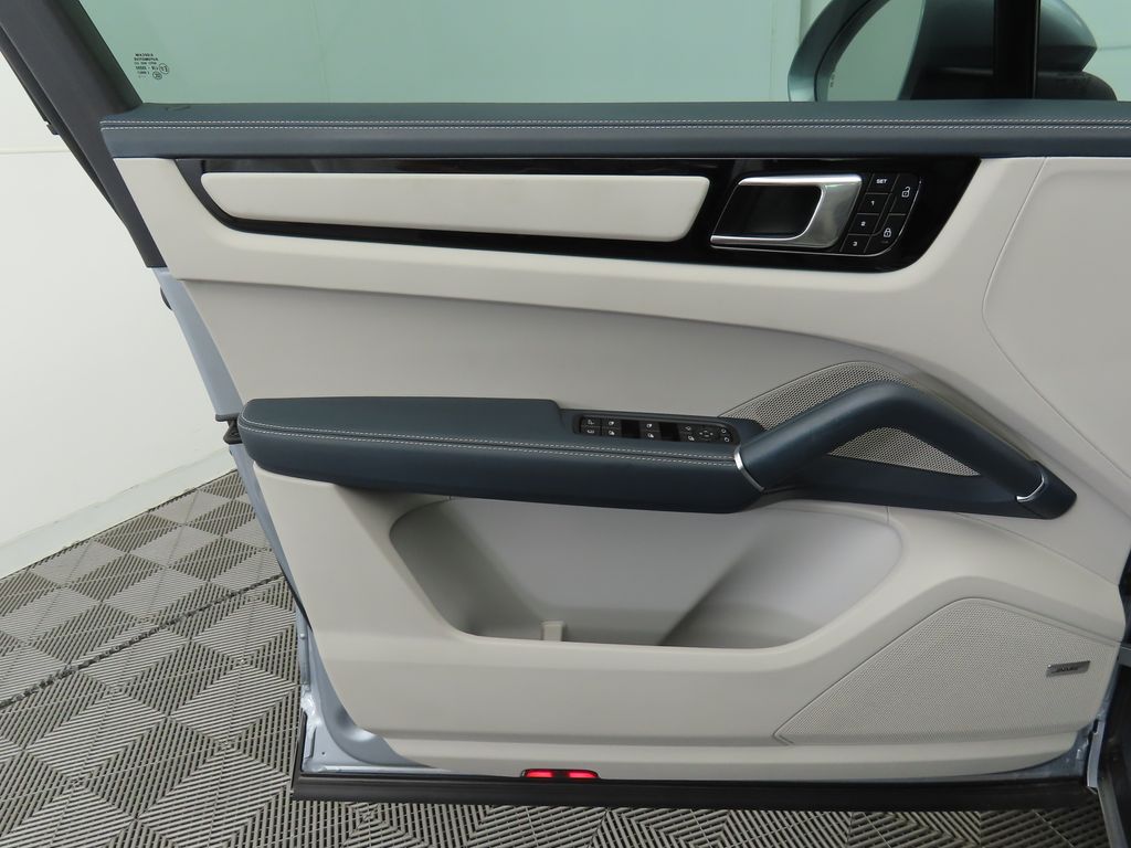 2023 Porsche Cayenne E-Hybrid 26