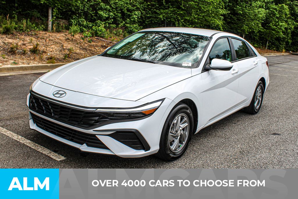Used 2025 White Hyundai SE image 3
