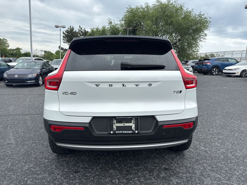 2020 Volvo XC40 Momentum White at Sutliff Volkswagen