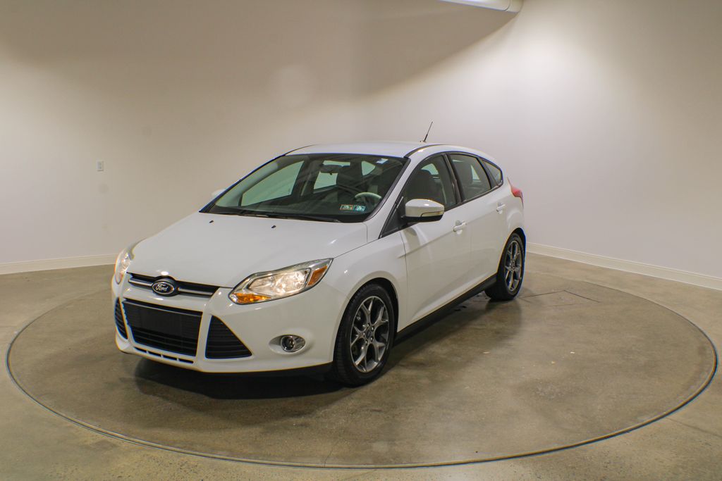 Oxford White 2014 Ford Focus Hatchback Front-Wheel Drive 6-Speed Automatic