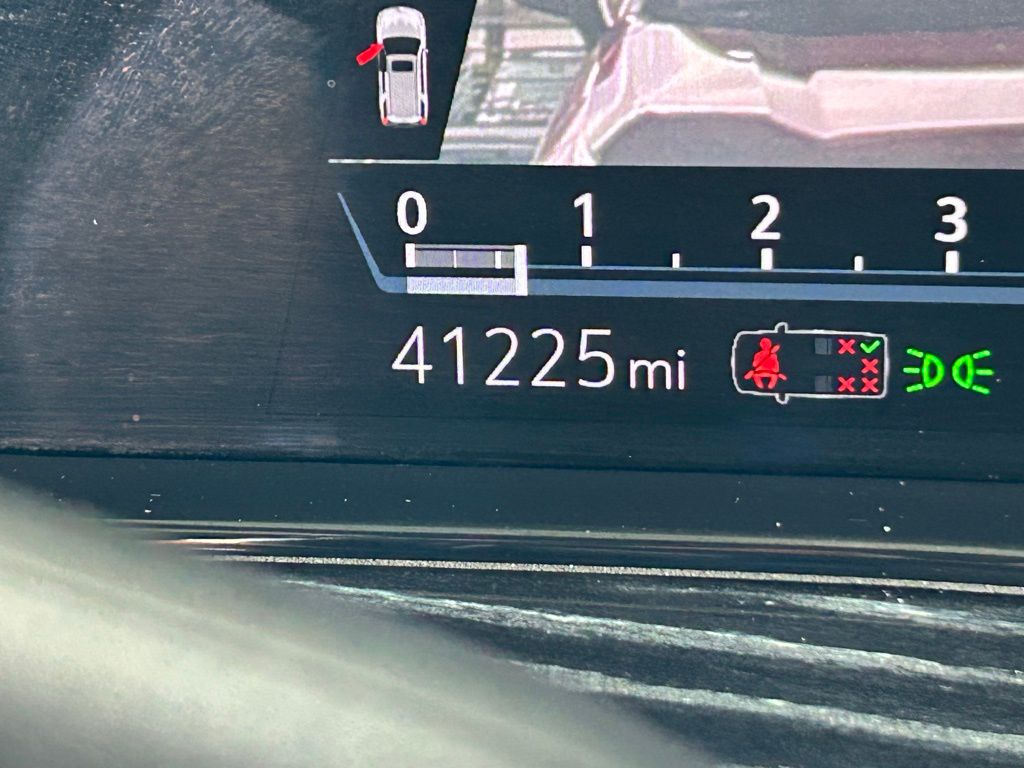 Used 2022 Crystal White Tricoat Cadillac Sport image 43