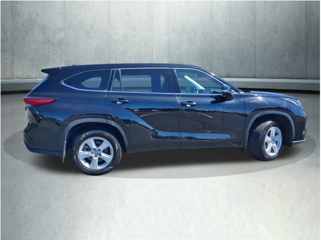 2022 Toyota Highlander LE photo 21