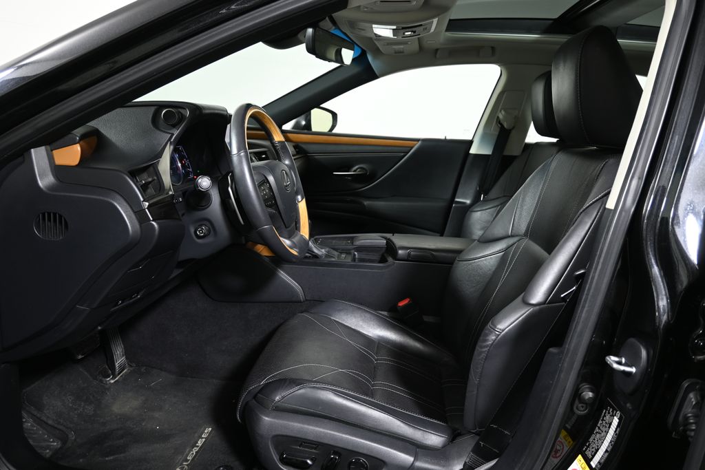 Thumbnail: 2019 Lexus ES - 3