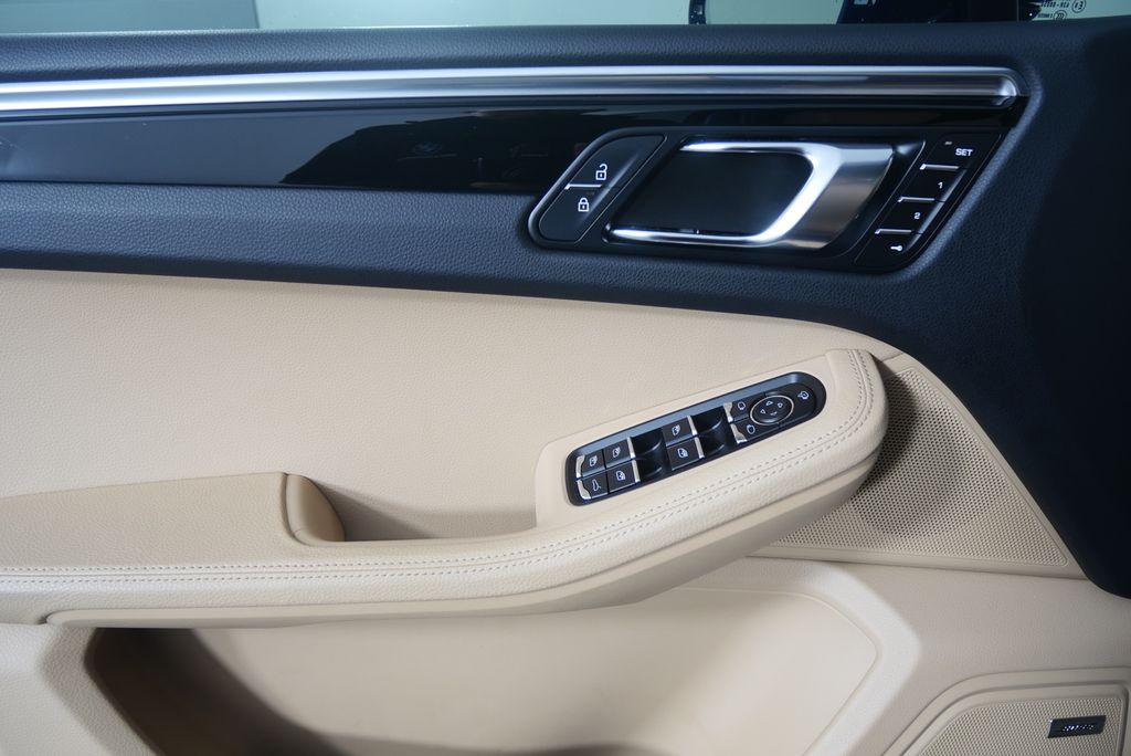 Thumbnail: 2025 Porsche Macan - 8