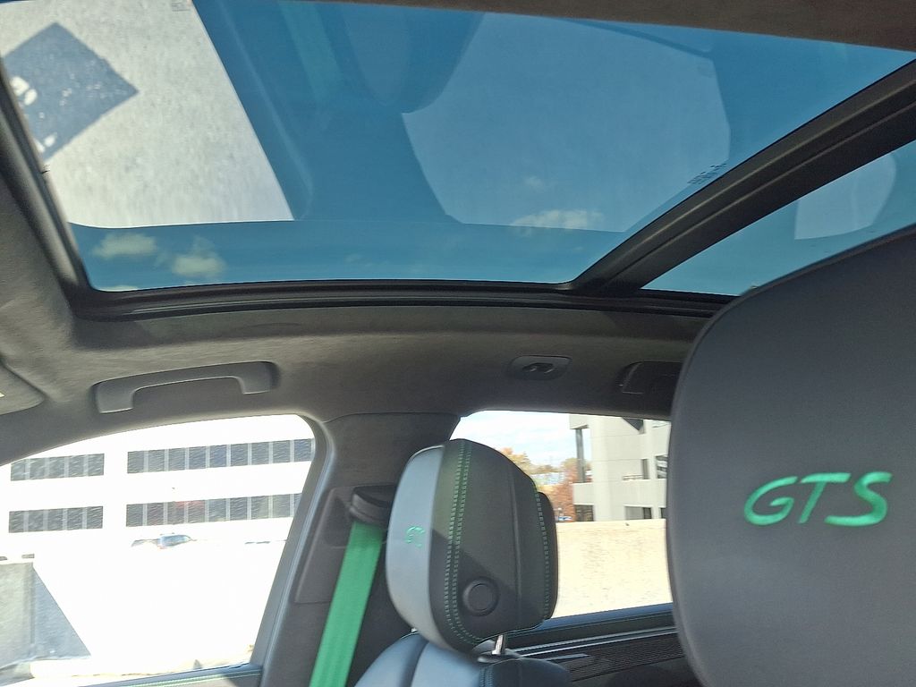 Thumbnail: 2022 Porsche Macan - 18