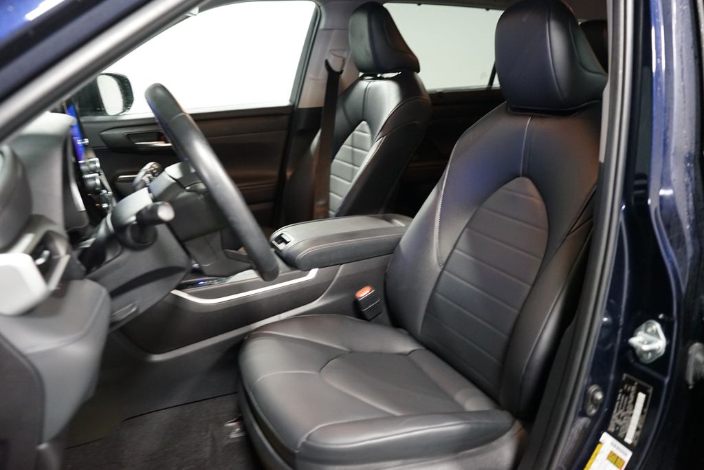Thumbnail: 2023 Toyota Highlander - 6